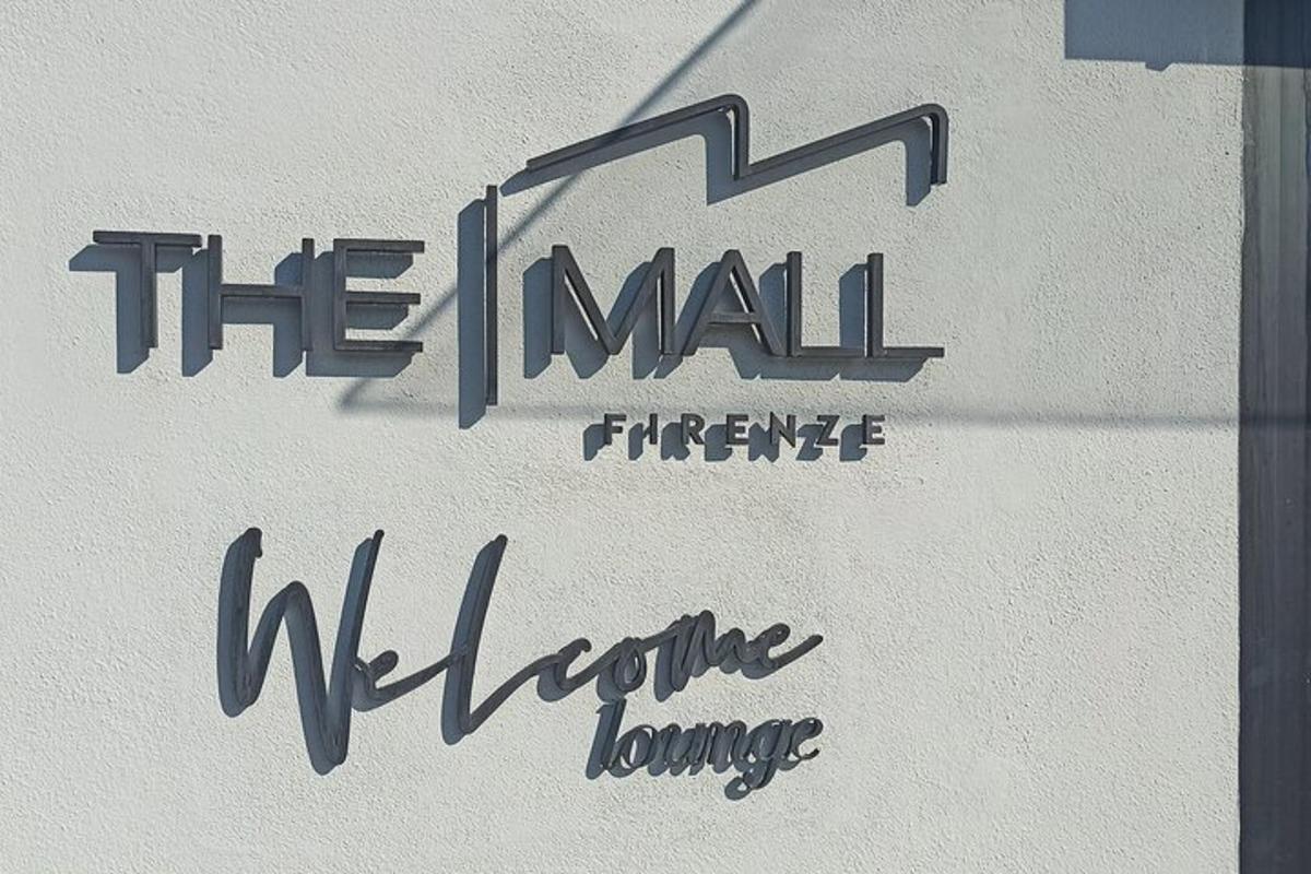 Un cartel que dice "Salón de bienvenida de emergencia de correo".