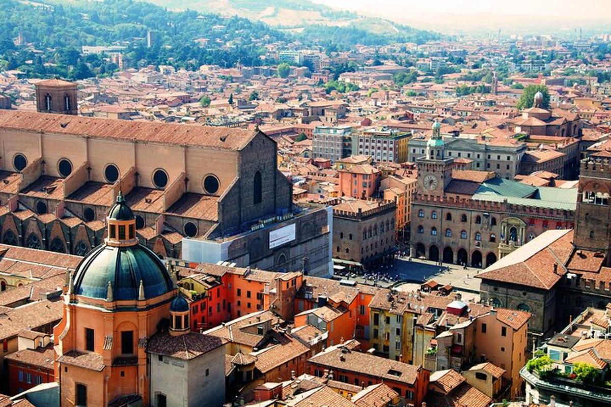 una vista aerea di una città con un edificio