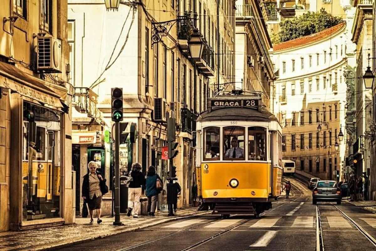 žlutá tramvaj jedoucí po městské ulici