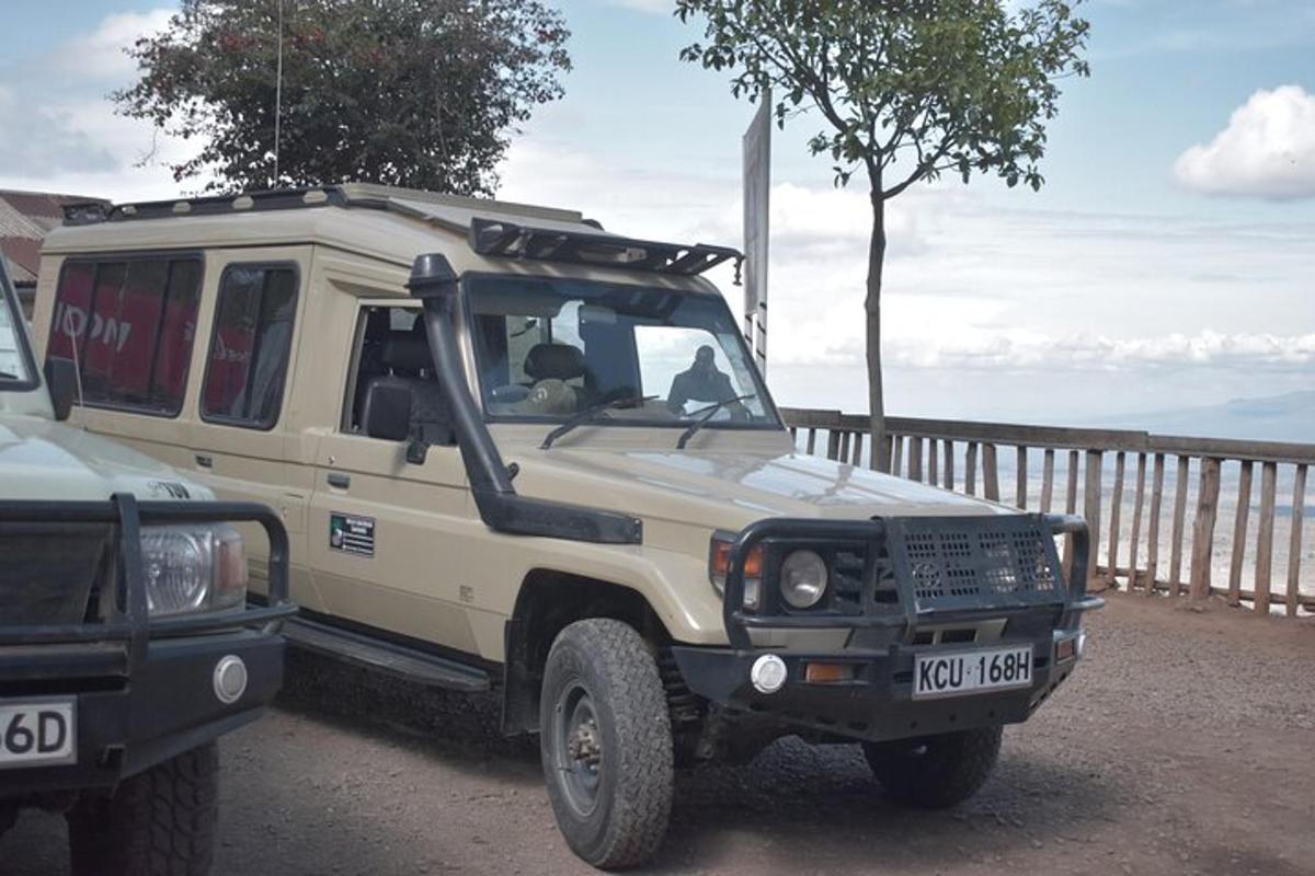 Un camión blanco estacionado junto a una valla