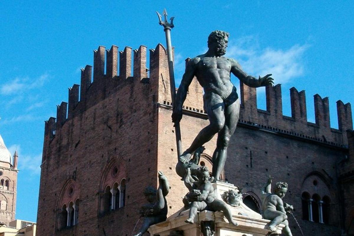 una statua di un uomo in piedi davanti a un edificio