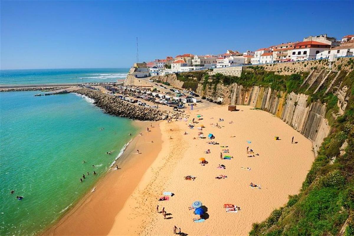 um grupo de pessoas em uma praia perto do oceano