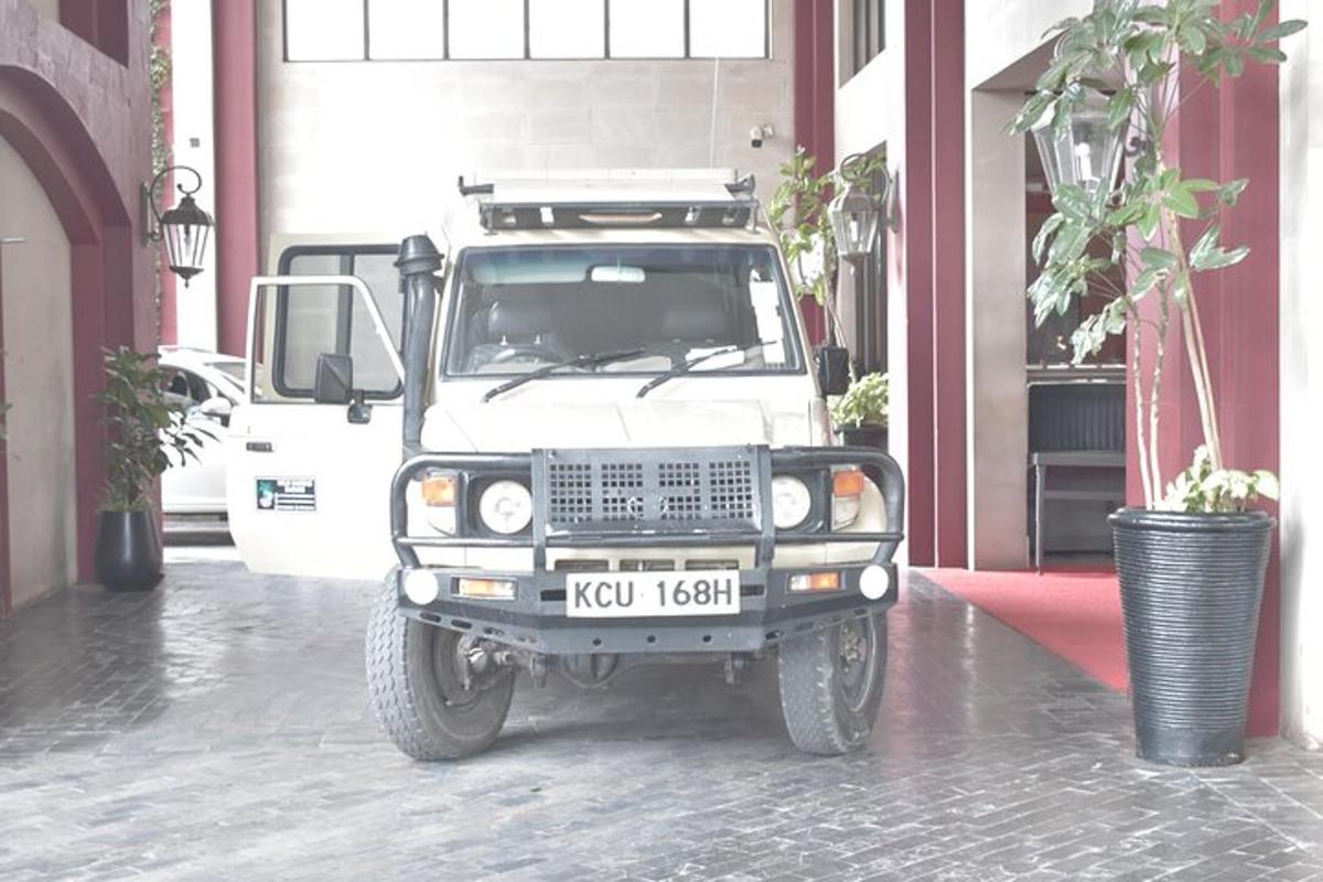 um caminhão branco estacionado dentro de um prédio