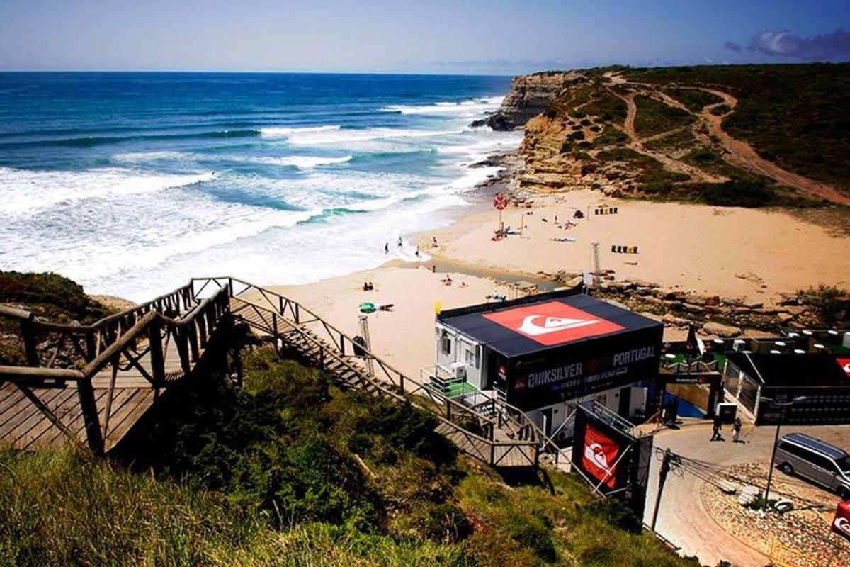 uma vista de uma praia com pessoas na areia