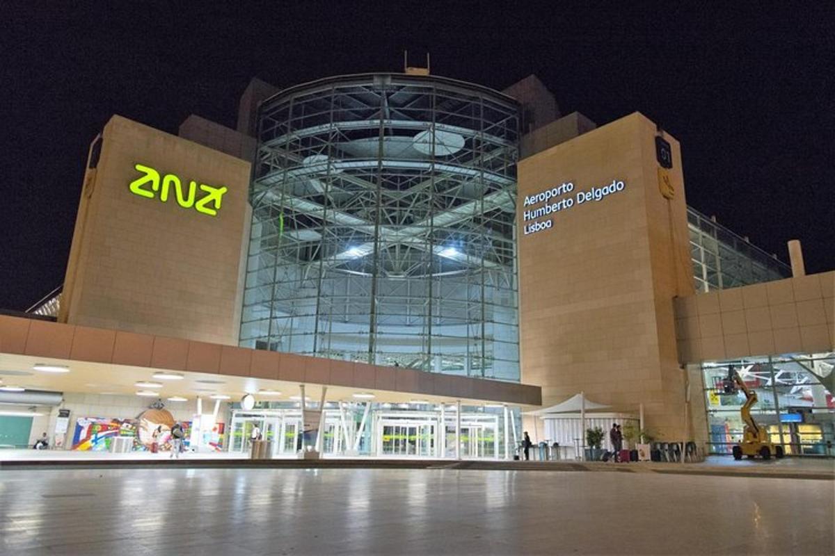 velká budova s cedulí v noci