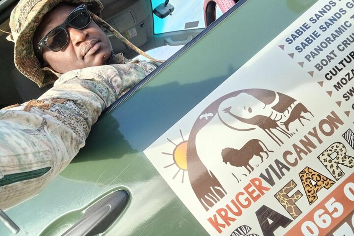 päikeseprille kandev mees lamab bussis sildiga