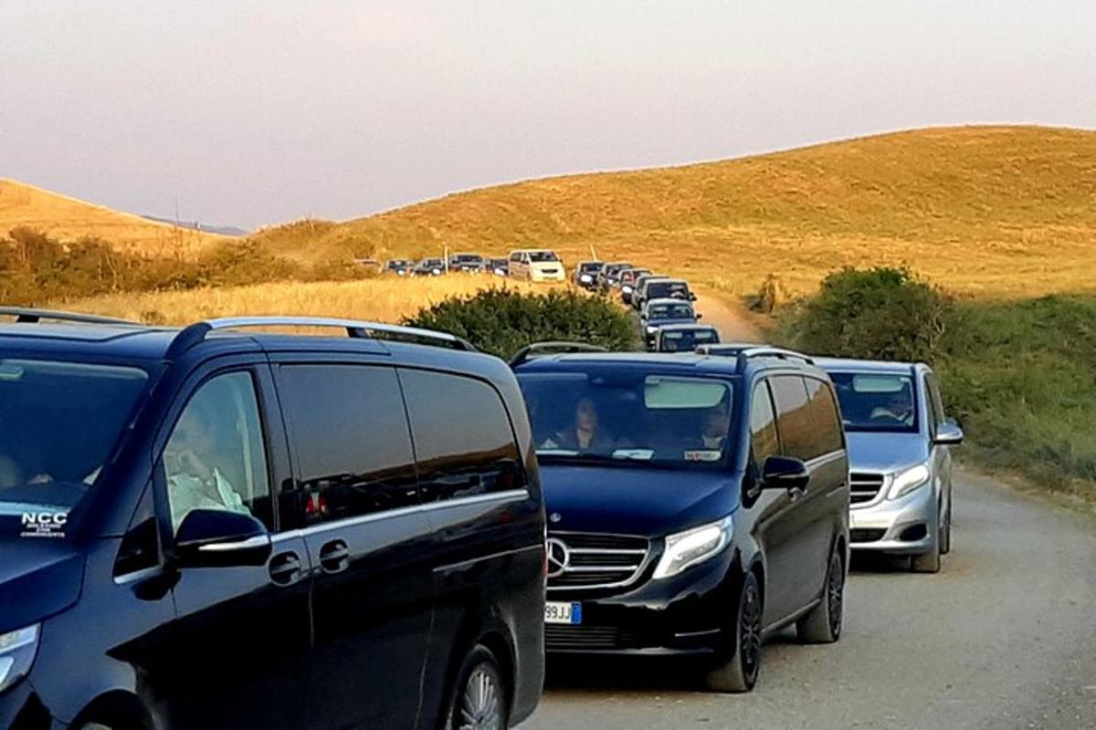 kruusateele pargitud autode rivi