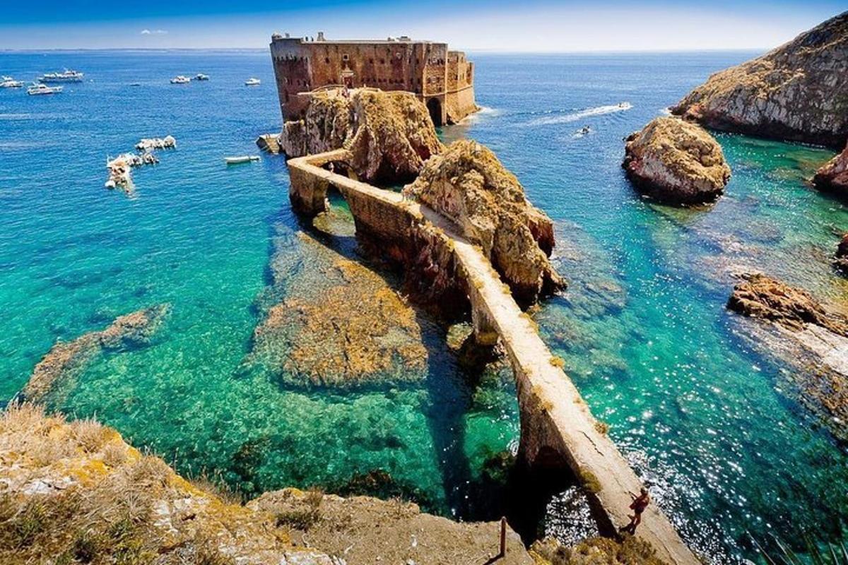 una massa d'aigua amb un pont a l'aigua