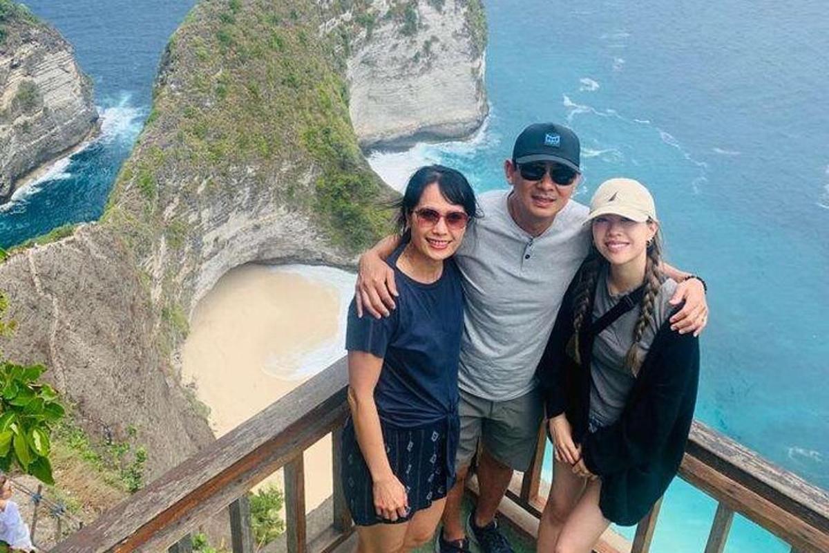 một người đàn ông và hai người phụ nữ đứng cạnh bãi biển