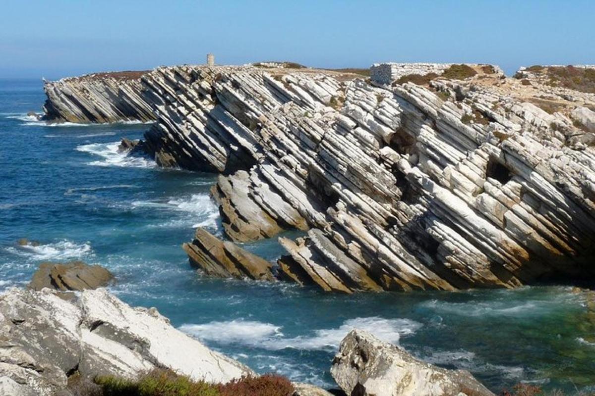 una gran formació rocosa a l'aigua prop de l'oceà