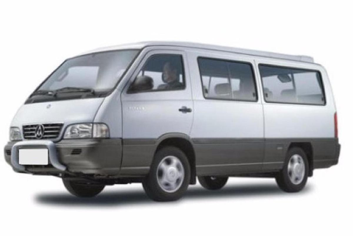 bel kombi z dvema osebama na zadnjem sedežu