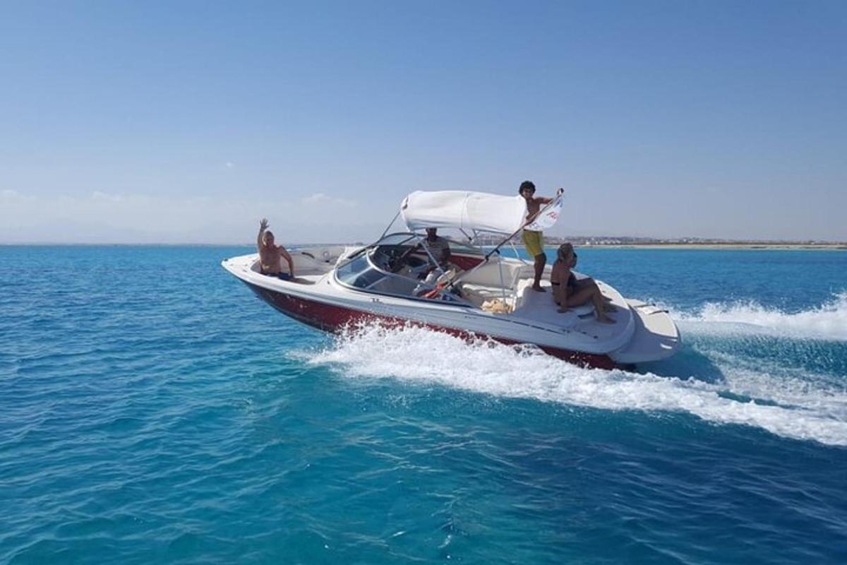 un grupo de personas en un barco en el agua