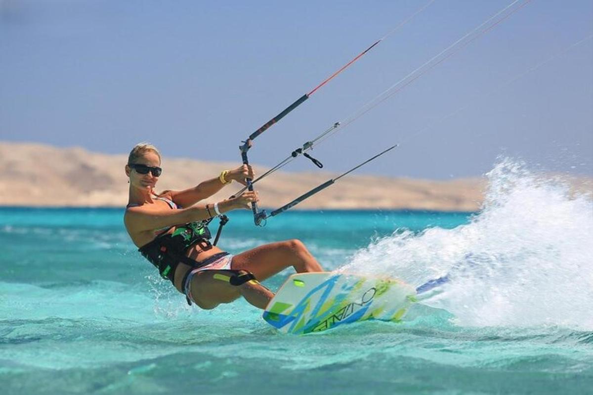 uma mulher está em uma prancha de surfe na água