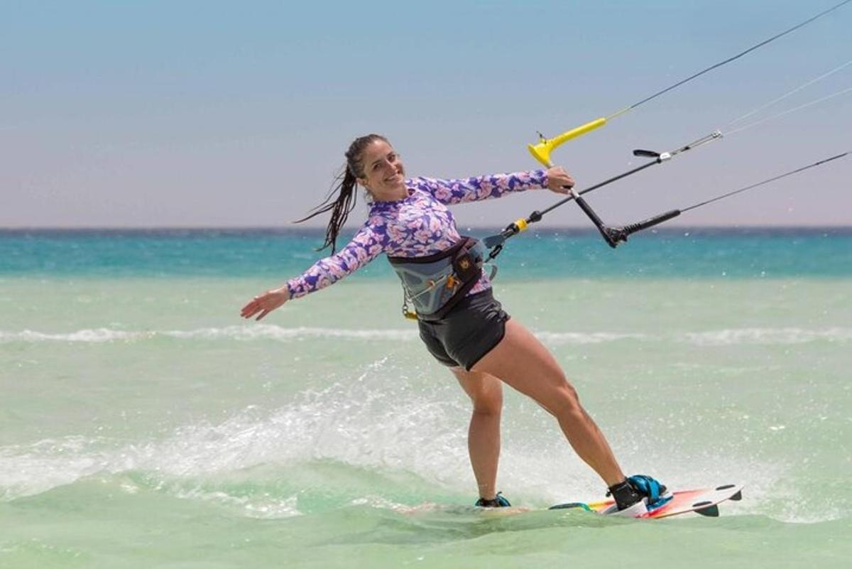 uma mulher em uma prancha de surfe na água
