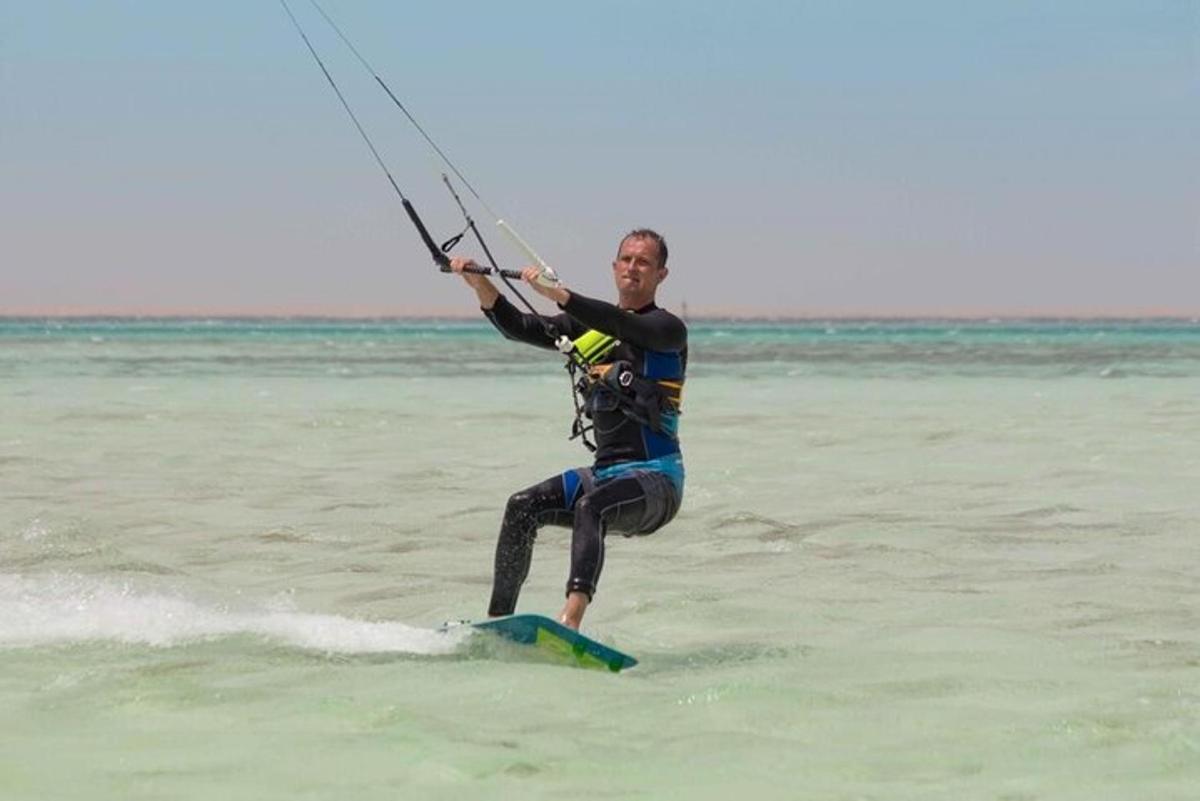 um homem está em uma prancha de surfe na água