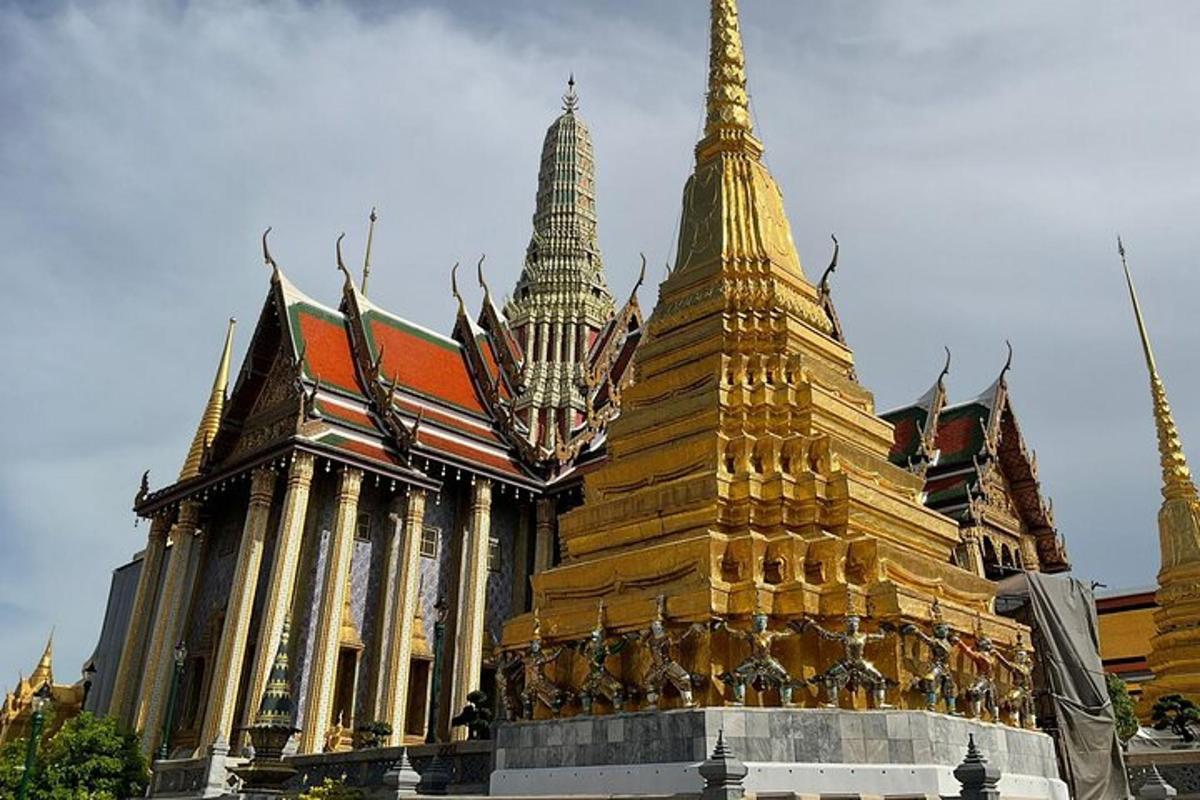 một tòa nhà có một tòa tháp và một tòa nhà có các tháp pháo