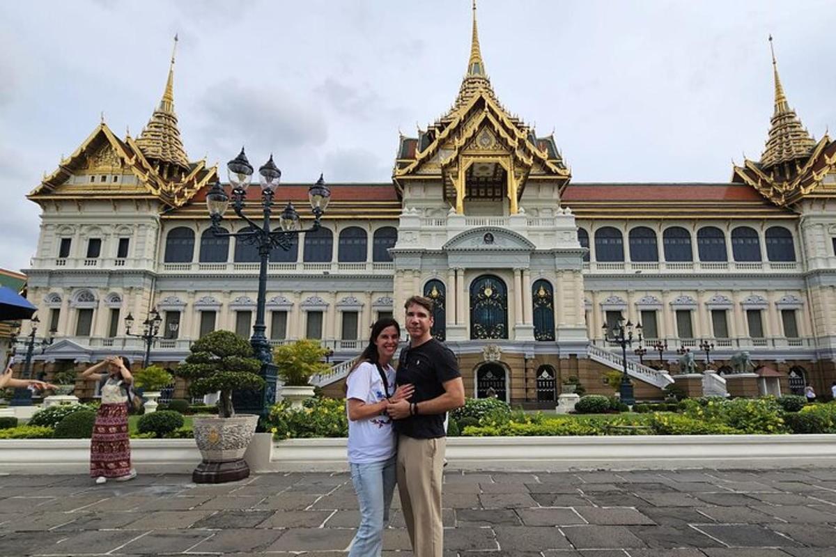 một người đàn ông và một người phụ nữ đứng trước một tòa nhà