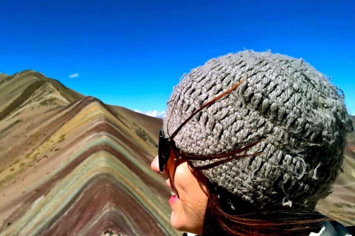 seorang wanita memakai topi dan cermin mata hitam