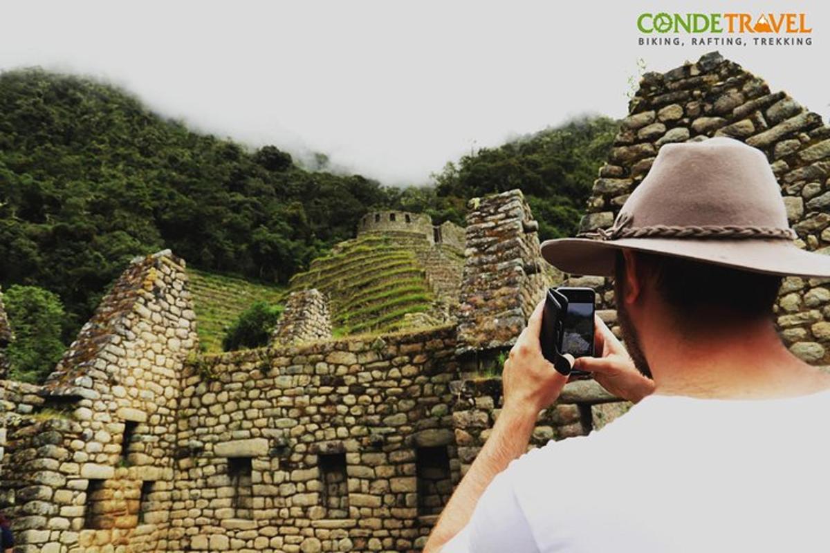 un hombre tomando una fotografía de un castillo