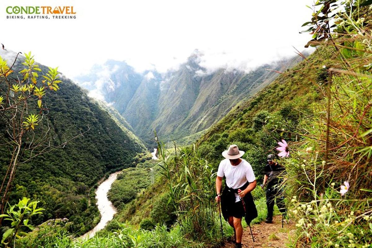 un hombre caminando por un sendero en una montaña