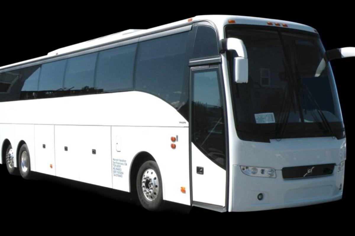 siyah bir arka plan üzerinde beyaz bir otobüs park edilmiş