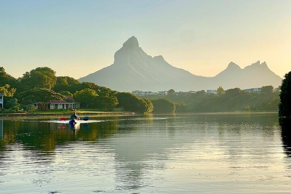 una persona in kayak su un fiume con una montagna
