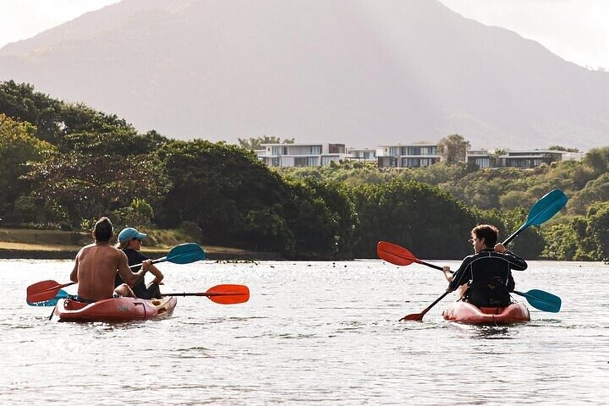 tre persone in kayak nell'acqua di un fiume