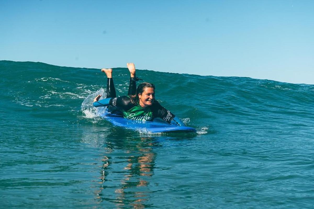 žena jedoucí na vlně na surfovém prkně v oceánu