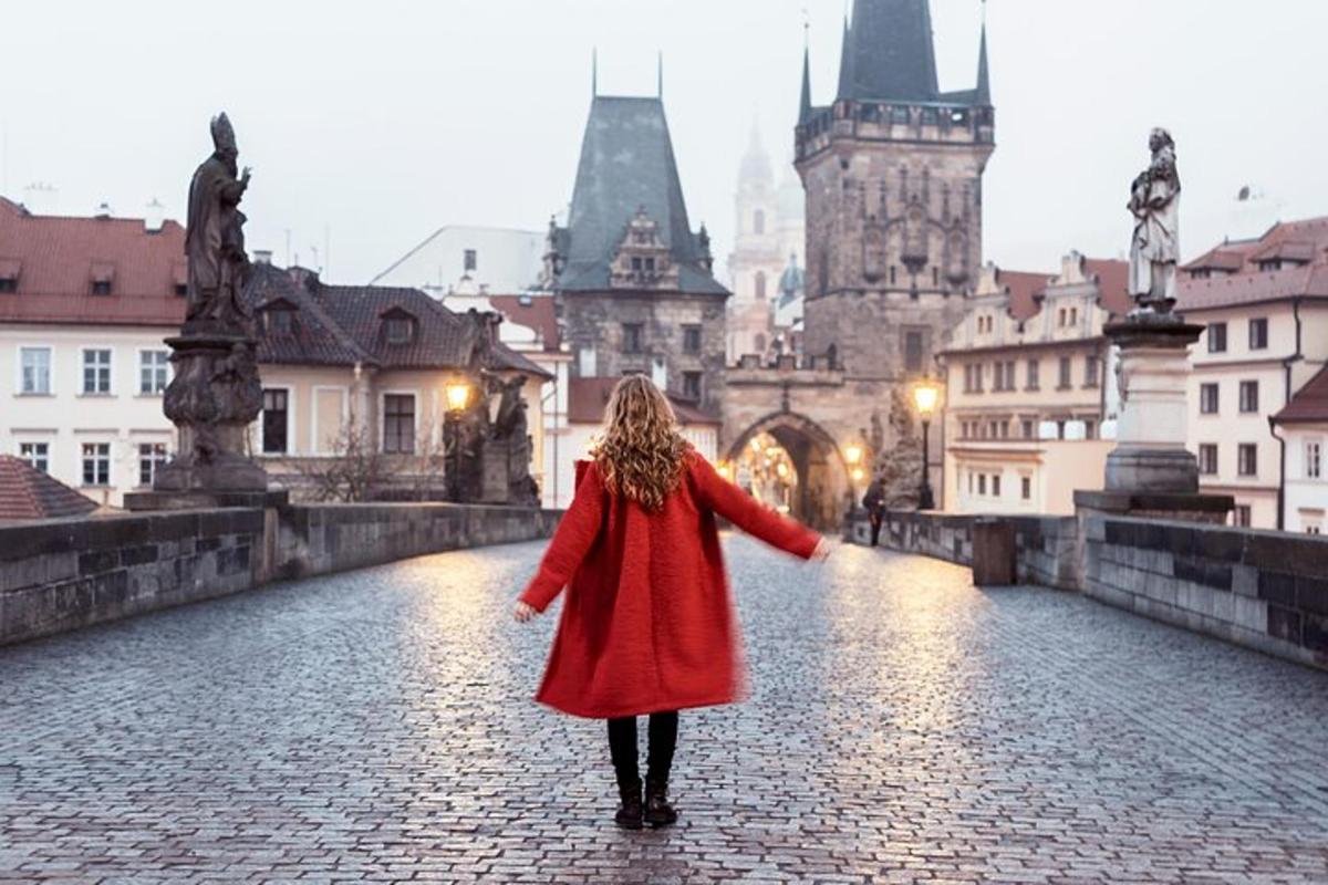 una donna con un cappotto rosso che cammina lungo una strada