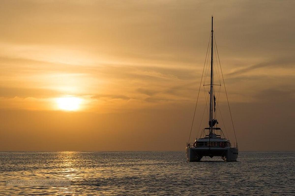 una barca che galleggia nell'oceano al tramonto