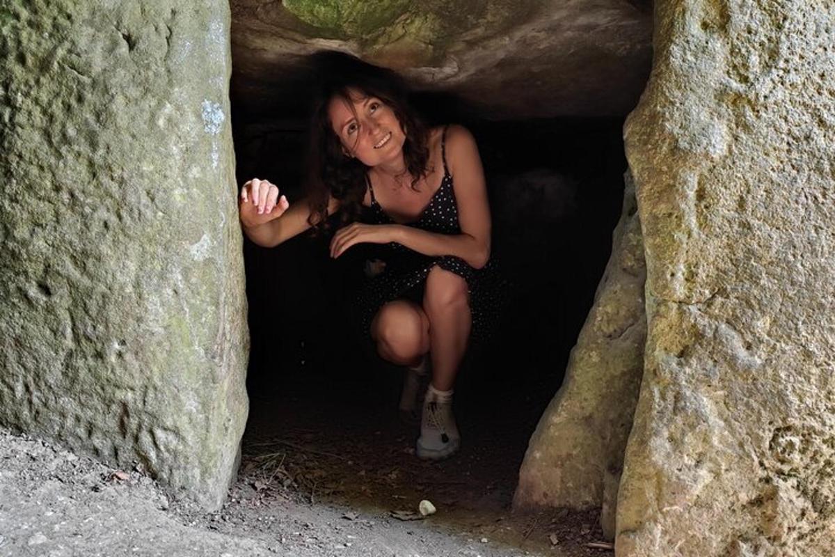 žena stoji u pećini