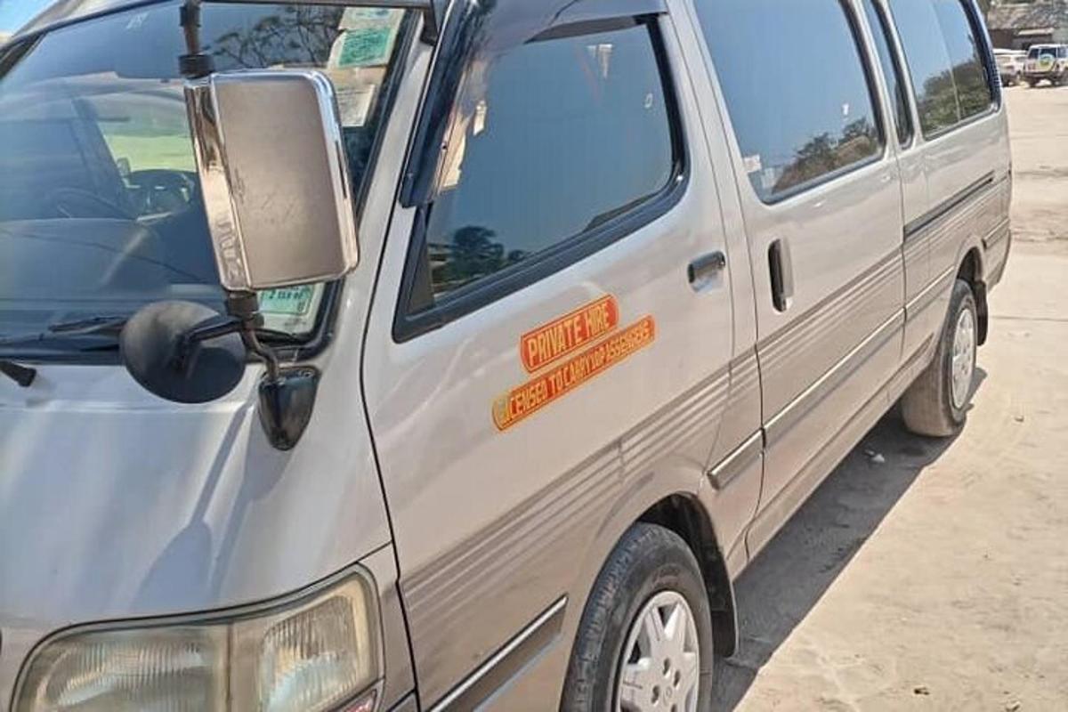 срібний фургон з помаранчевими знаками збоку