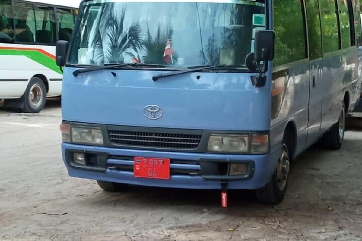 niebieski autobus zaparkowany na parkingu