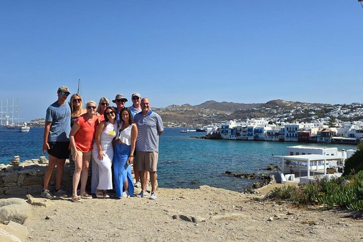 un gruppo di persone in posa per una foto su una spiaggia