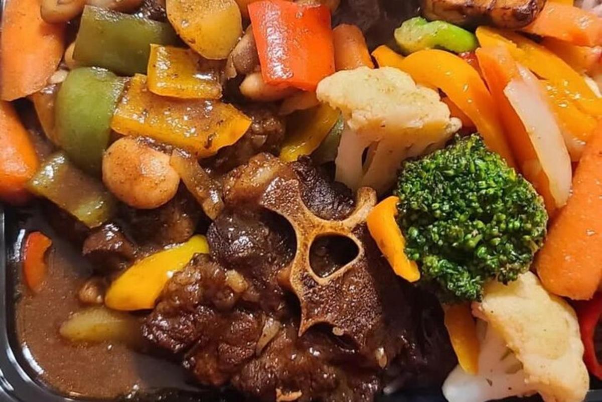 一盘有肉和蔬菜的食物