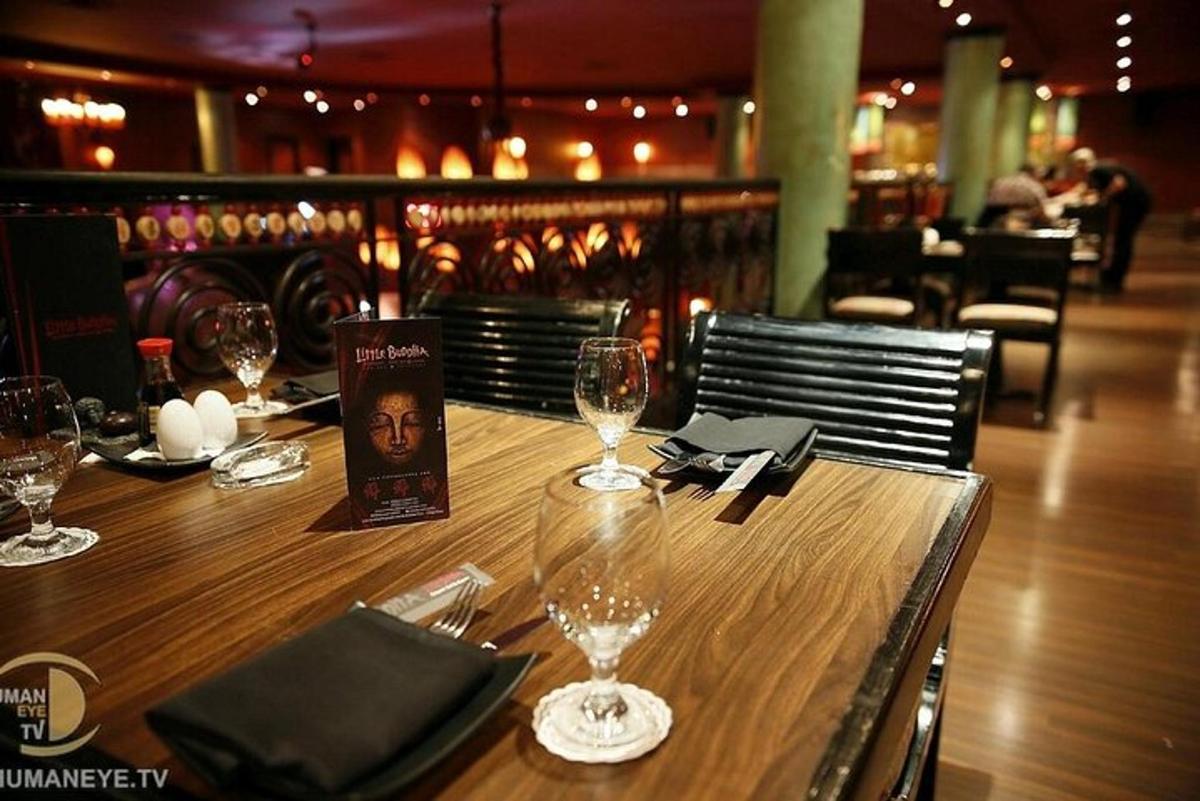 dřevěný stůl v restauraci s sklenicemi na víno