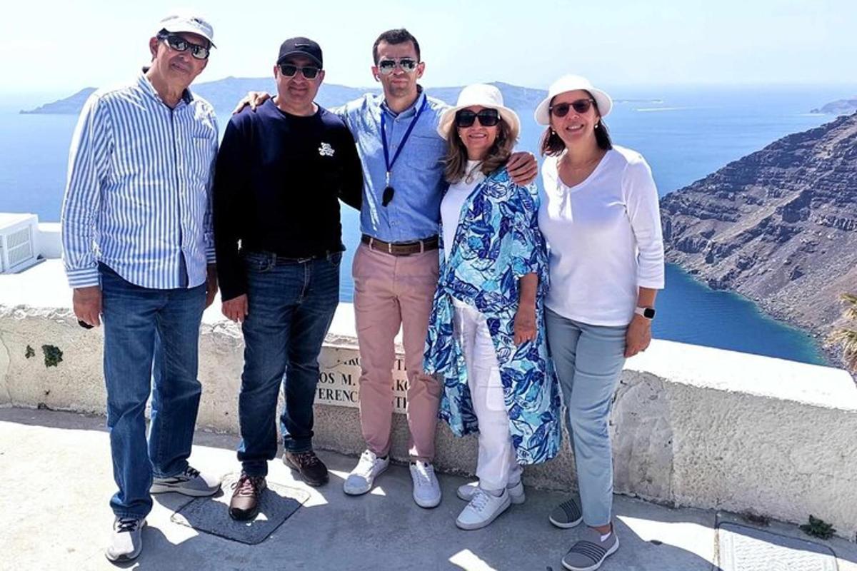 un gruppo di persone in posa per una foto su una sporgenza