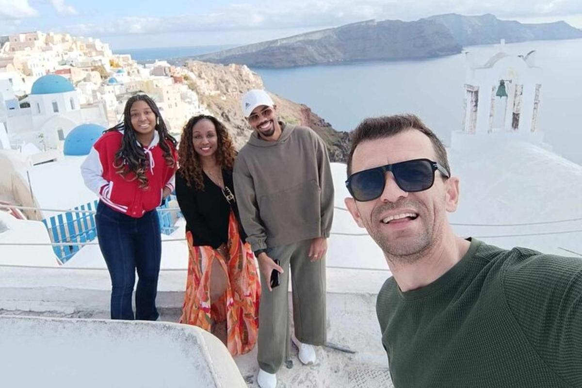 un gruppo di persone in piedi sul lato di un edificio
