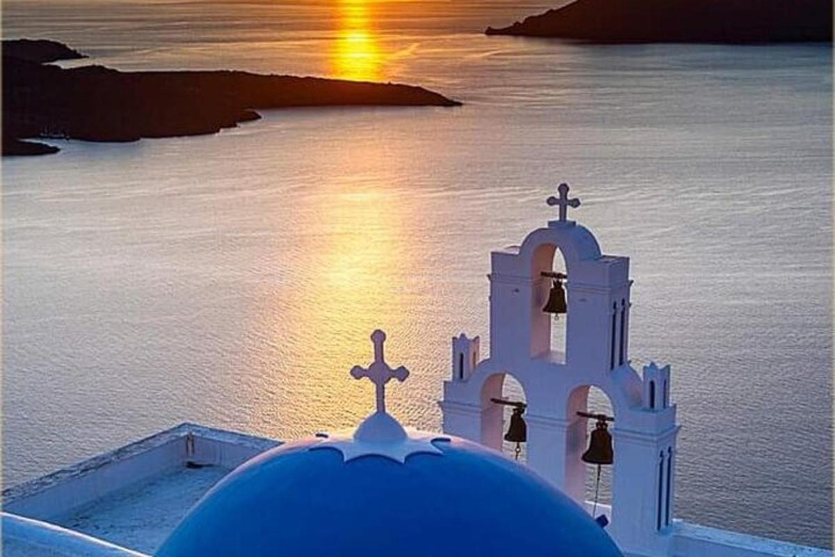 una vista di una chiesa con croci e un tramonto