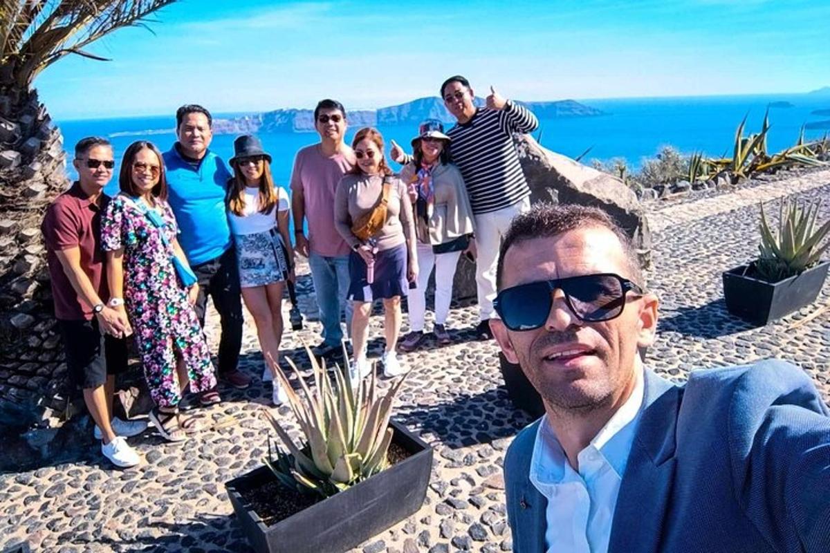 skupina lidí pózuje pro fotografii