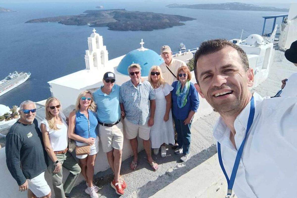 skupina lidí pózujících pro fotografii na výletní lodi