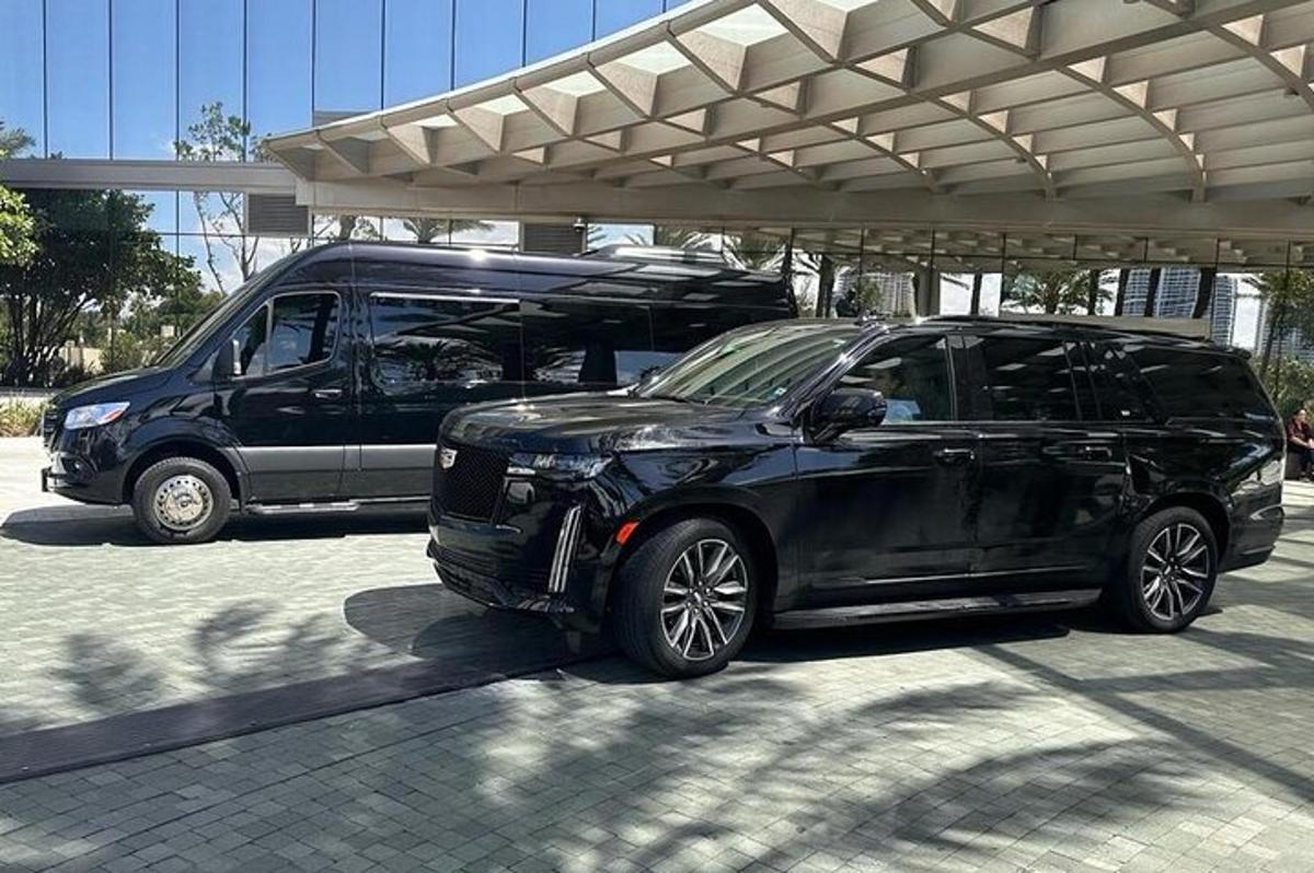 un SUV nero e un furgone parcheggiati in un parcheggio
