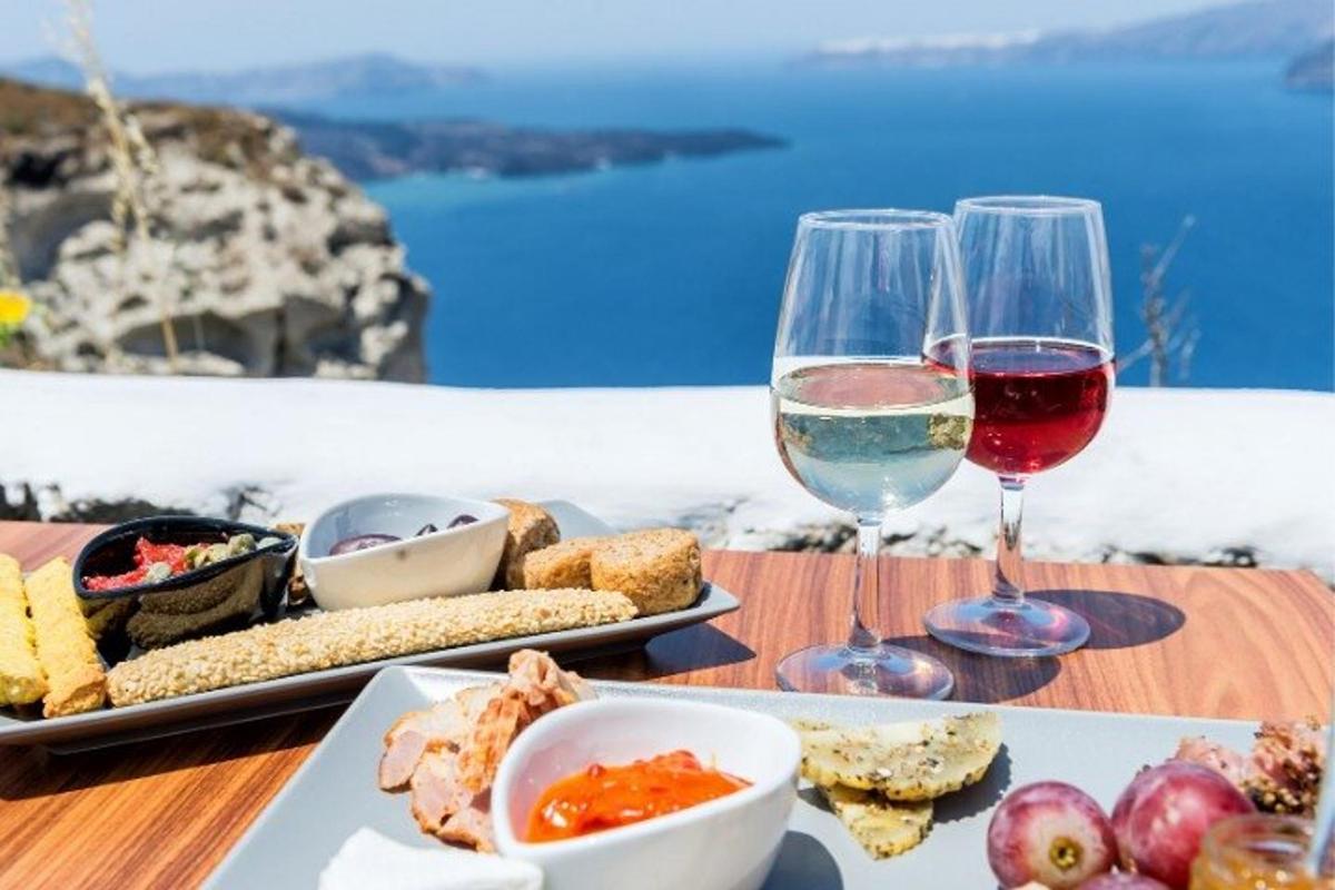 ένα τραπέζι με δύο ποτήρια κρασί και φαγητό