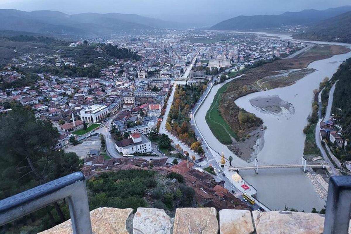o vedere aeriană a unui oraș și a unui râu
