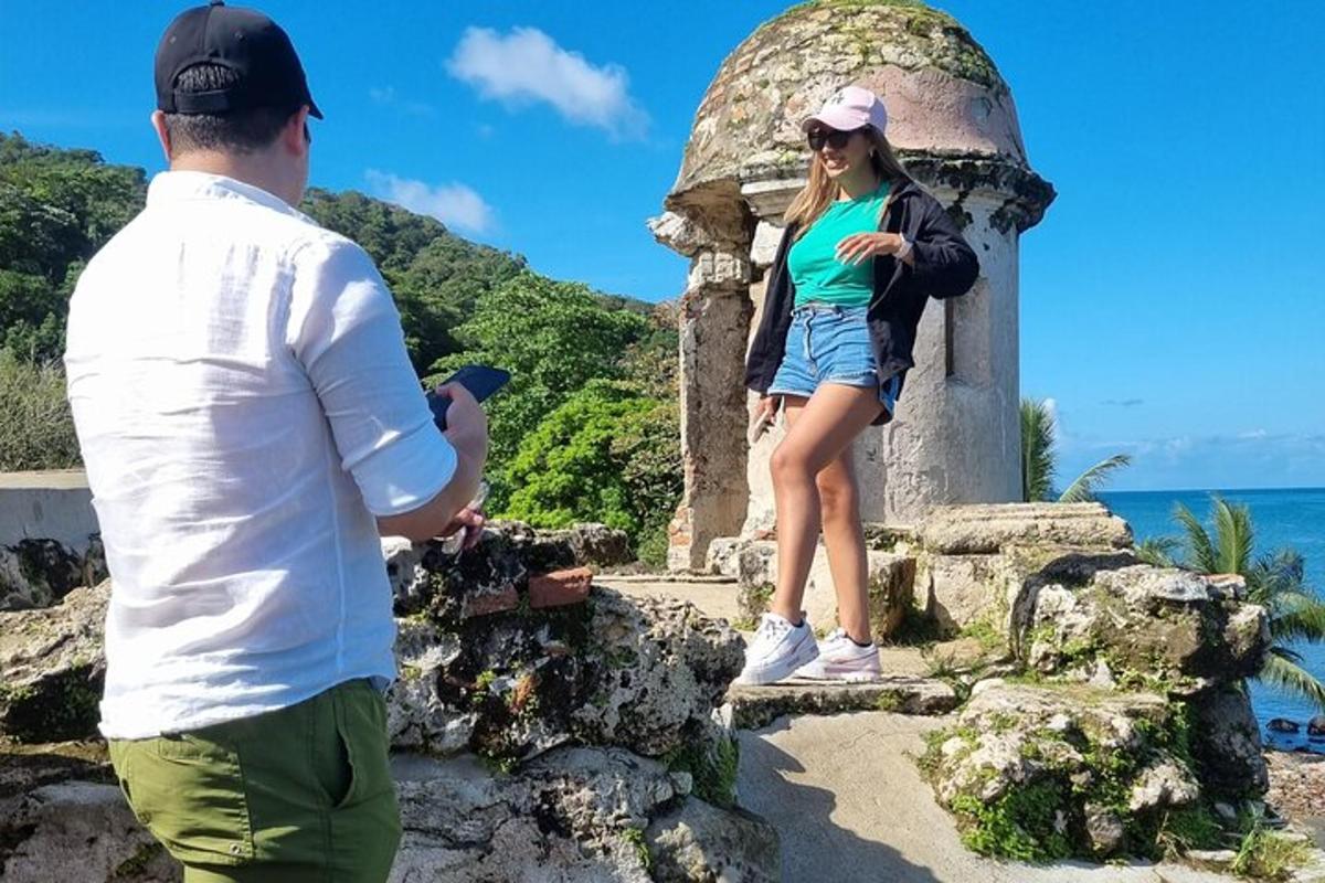 un uomo che scatta una foto a una donna in piedi su una roccia