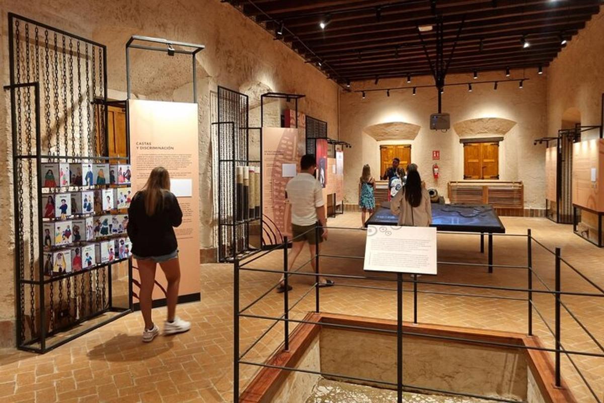 un gruppo di persone che guardano le mostre in un museo