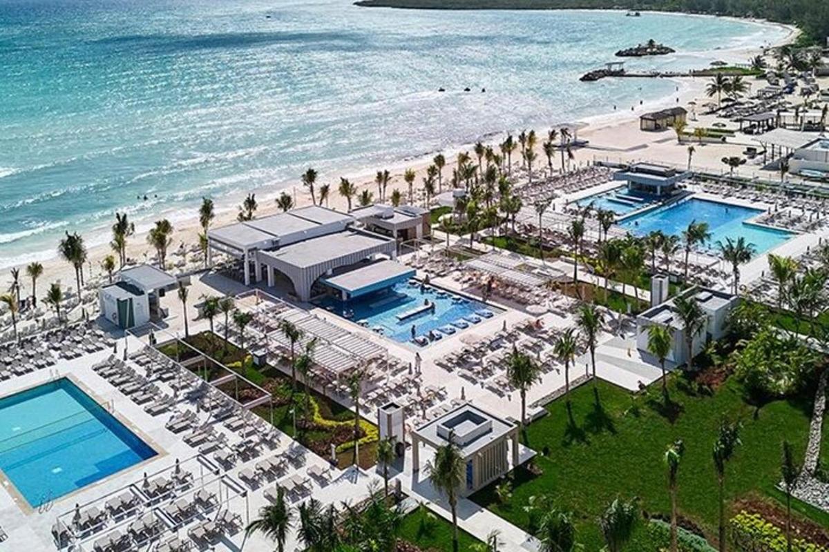 egy üdülőhely és a strand légi felvétele