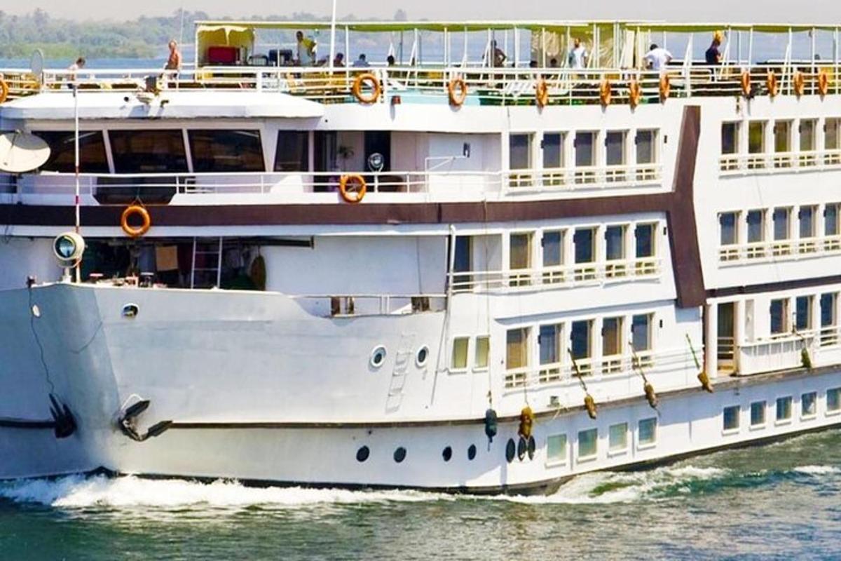 kapal pesiar besar di air