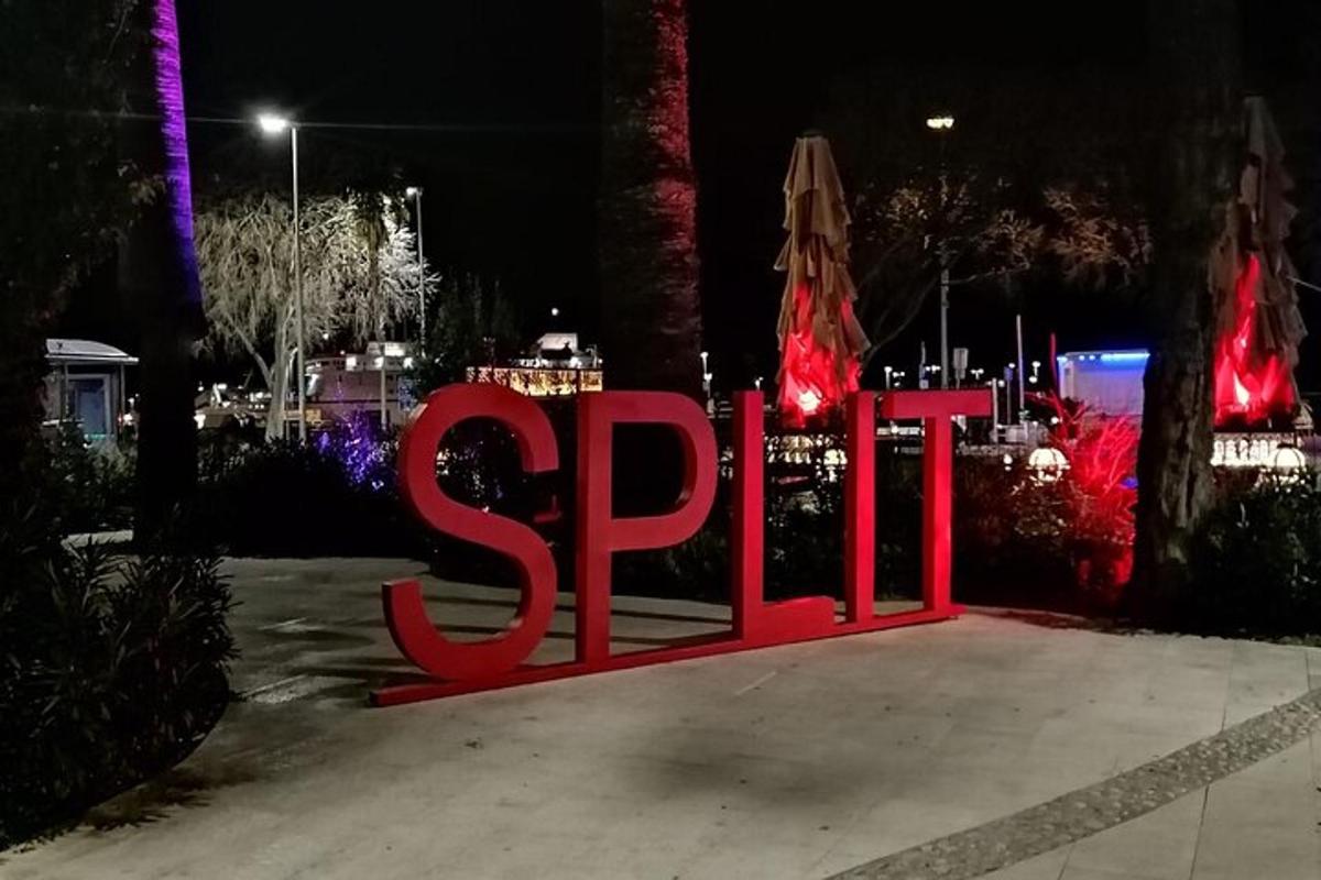egy nagy piros tábla, amelyen az áll, hogy wellnessközpont éjszaka