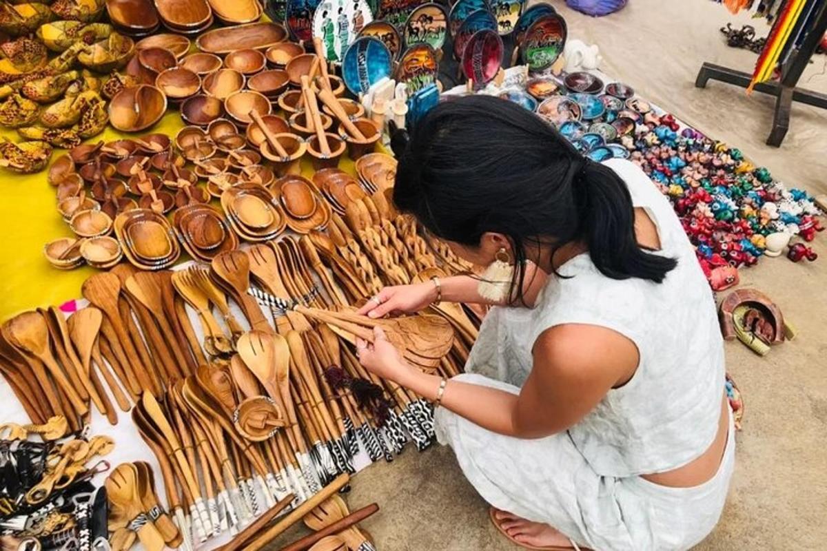 seorang wanita sedang melihat paparan tembikar